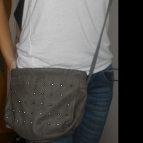 Crossbody šedá kabelka se cvočky Reserved