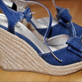 Riflové sandálky na klínku Qupid