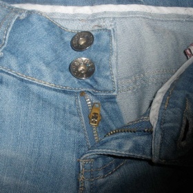 Světle modré šisované rifle