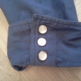 Modrá košile zn. Escada s perleťovými knoflíčky