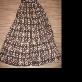 Hnědé maxišaty Calliope se vzory