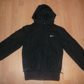 Černá sportovní bunda do pasu značky Nike