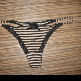 Hnědozlatá sada s černými kraječkami a proužky H&M - podprsenka a tanga