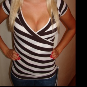 Hnědo-bílé pruhované tričko amisu