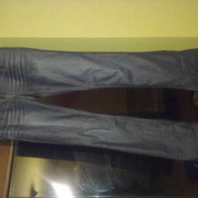Tmavě modré džíny s kovovým leskem