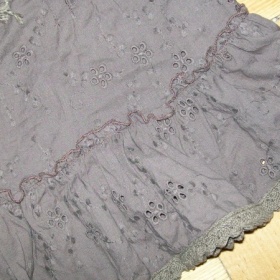 Tmavě hnědý romantický top na raminka značka neznámá