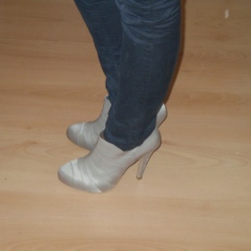 Béžovo smetanové kotníčkové kozačky z Asosu - foto č. 1