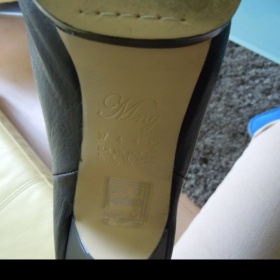 Černé kotníčkové kozačky s volnou špičkou značky Mango