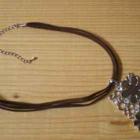 Umělecký šperk na krk