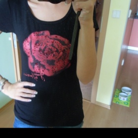 Černé tričko s červenou aplikací Guess by Marciano - foto č. 1