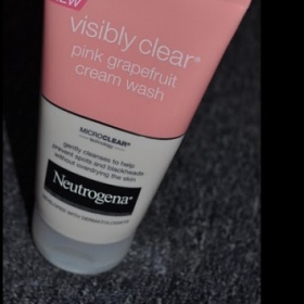Neutrogena - visibly clear pink grapefruit cream wash