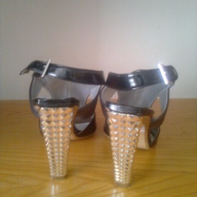 Černé boty na podpatku