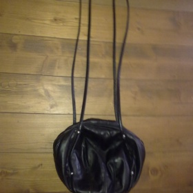 Malá černá kabelka z Cropptown