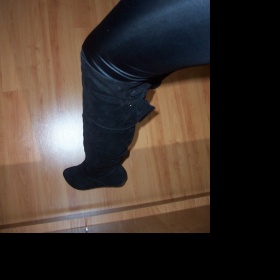 Černé kozačky nad kolena s mašlí "rytírky"