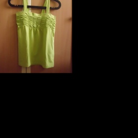 Zelené tílko s rasením přes prsa