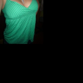 Zelené puntikaté tílko Fishbone s gumičkou pod prsy