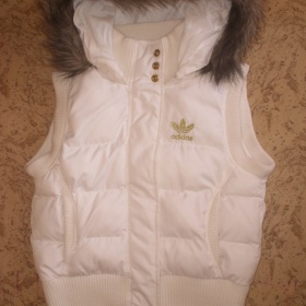 Bílá vesta Adidas s kapucou