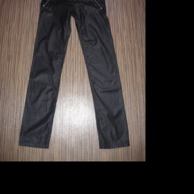 Černé lesklé kalhoty se stříbrnými zipy Oodji - foto č. 1