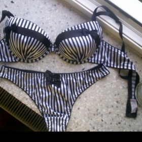 Bílo - černá podprsenka s kalhotkami