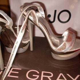 Stříbrné lesklé boty na popatku