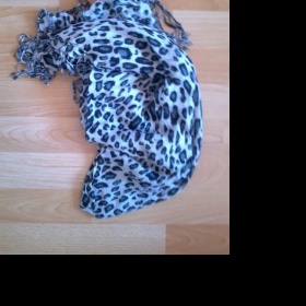 Bílo šedivý tygrovaný šátek, teplejší