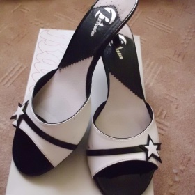 Černobílé lakované boty s hvězdičkou Baťa