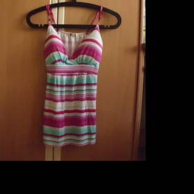 Pruhované růžovo-modré tílko s velkým výstřihem