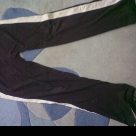 Černé tepláky s bílým pruhem Gate