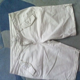 Bílé 3/4 kraťasy Kenvelo