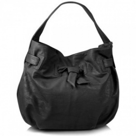 Černá taška přes rameno "banánovitého" tvaru