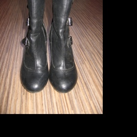 Černé kožené polokozačky s přezkami Mixer