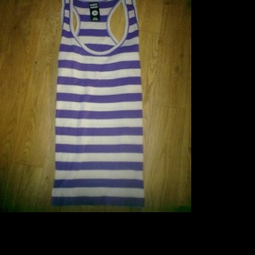 Fialový top zn. Gate a bíle tričko zn. Kenvelo