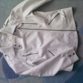 Bílá bunda na šikmý zip s kapsami Clokhouse - foto č. 1