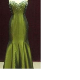 Jaké doplňky k zeleným plesovým šatům?