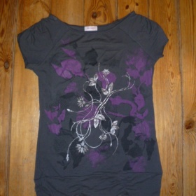 Šedé tričko s potiskem květů a listů zn. Orsay