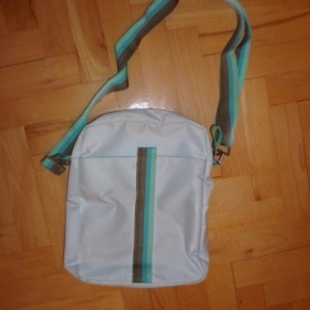 Bleděmodrá crossbody kabelka s potiskem zn. Terranova