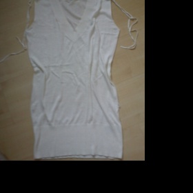 Bílá prodloužená vestička se šňůrkami na ramenou zn. Amisu