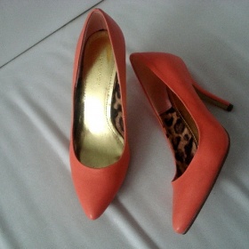 Pásek,kabelku,halenku k těmto botkám