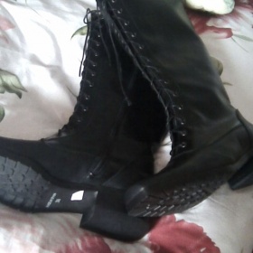 Černé dámské zimní kozačky s efektním šněrováním