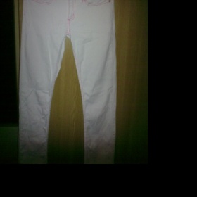 Bílé kalhoty s růžovými švy