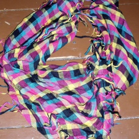 Barevný šátek s třásněmi z  C&A