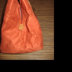 Cihlově červená kabelka ze semiše David Jones