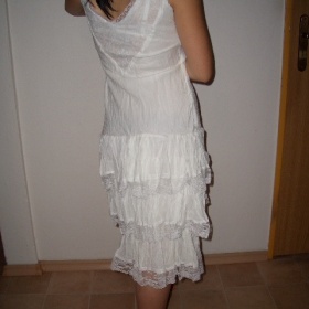 Nežehlivé bílé šaty s krajkou