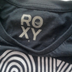 Černé tričko Roxy s barevnými nápisy - foto č. 1