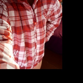 Károvaná červenobílá zimní bunda s kožíškem SAM