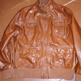 Koženková bunda camel barvy značky Takko