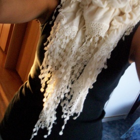 Střapatá bílá šála - foto č. 1