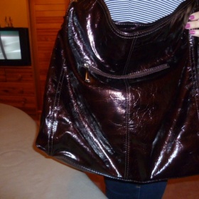 Tmavě hnědá koženková lakovaná kabela