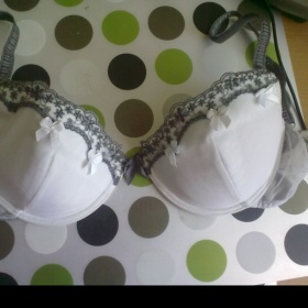 Bílá podprsenka Ann Christine s šedým zdobením a mašličkami