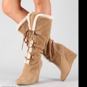 Kde sehnat v ČR béžové zimní klínové boty? 